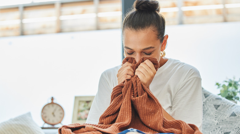 Taze aklayan bir kazak kokuyor
