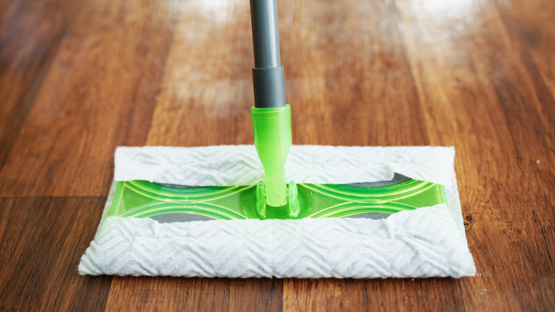 Zemini temizleyen ıslak bir paspas closeup