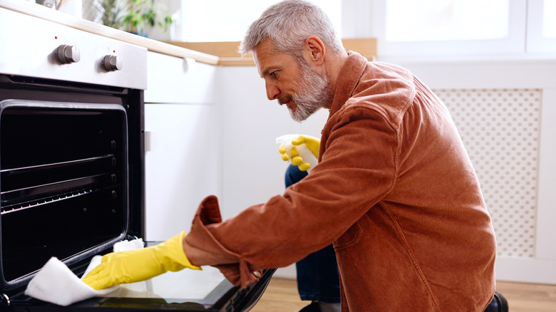 Sarı eldiven giyen adam fırın