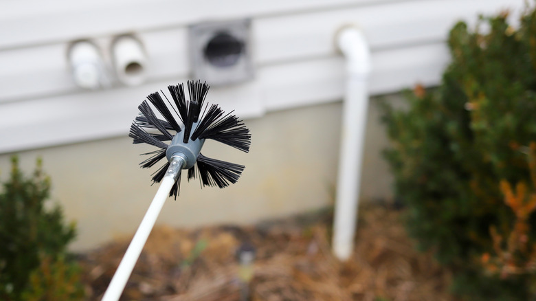 Kurutucu Havalandırma Fırçası Dışarıda Arka planda kurutucu havalandırma egzozu