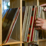 Dağınık vinil kayıtlar? Bu uygun fiyatlı depolama hilesi onları organize ediyor