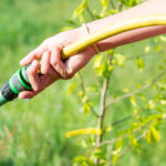Depolama sepetlerinize akıllı bir yükseltme vermek için eski bir bahçe hortumunu yeniden kullanın