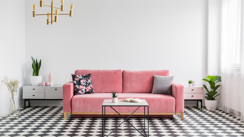 Modern bir oturma odasında pembe kanepe