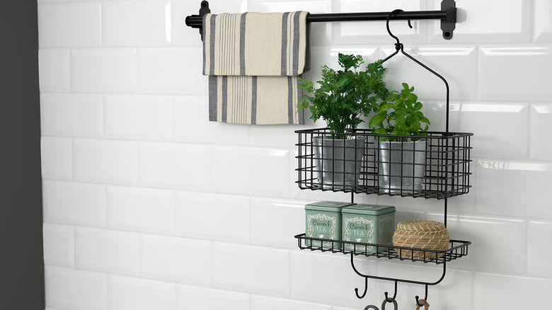 Beyaz duvar üzerinde duş, dekor ve bulaşık havlu ile mutfak lavabosu üzerinde