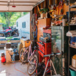 Garajınızı anında organize etmek için basit depolama çözümü (ve yerden tasarruf edin)