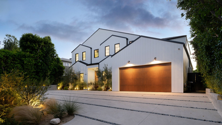 Alacakaranlıkta bir Beyaz Saray'ın cephesi içeride ve dışarıda ışıklar ve peyzaj uplighting ile aydınlatılmış