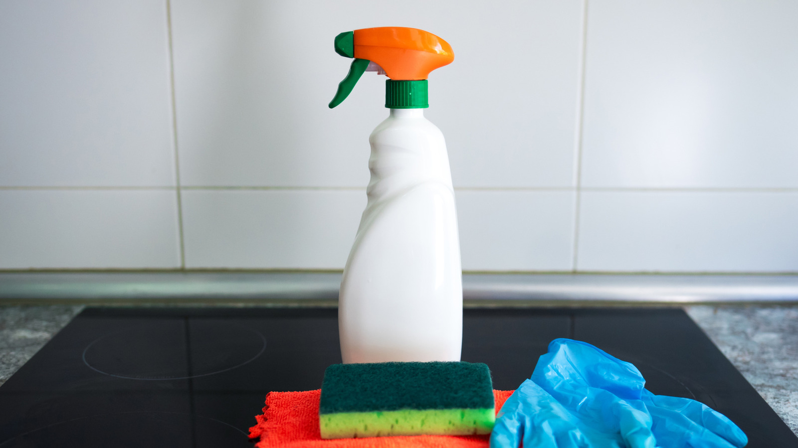 Temizlik spreyleri ile yaptığınız en büyük hata