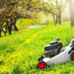 Çimlerinizi dik bir tepede nasıl biçersiniz (güvenli yol)