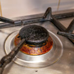 Ortak bir mutfak zımbasının yardımıyla kirli soba ızgaralarını hayata döndür