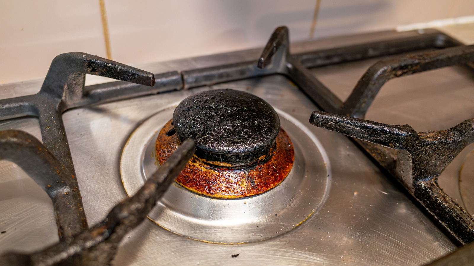 Ortak bir mutfak zımbasının yardımıyla kirli soba ızgaralarını hayata döndür