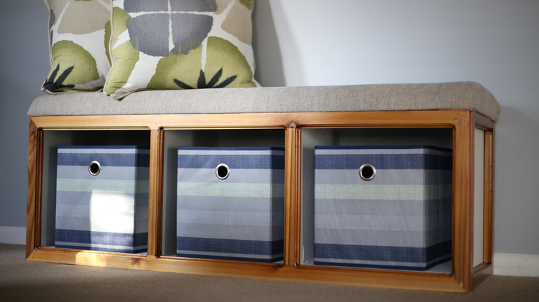 Küp rafındaki saklama kapları