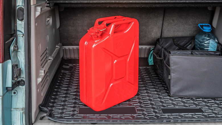 Bir arabanın bagajında ​​bir metal gaz kutusu
