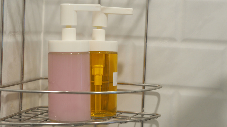 Duş Caddy'de oturan iki saç ürünü şişesi