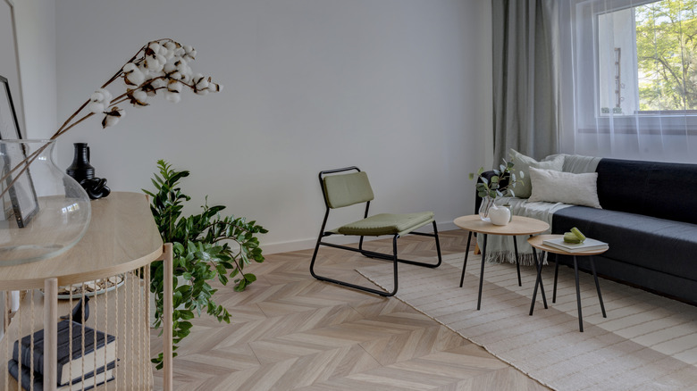 Modern oturma odası mobilyaları ile balıksırtı ahşap zeminler.