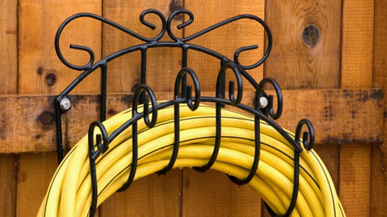 İç mekanda kullanılabilecek dekoratif bir metal hortum askısı