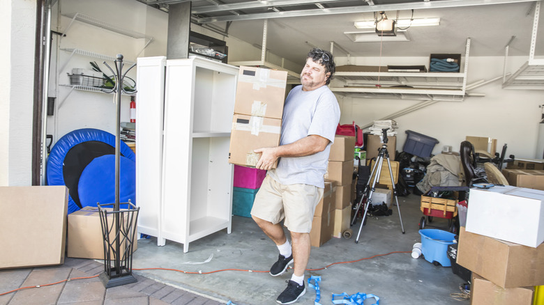 İnsan, açılan yöntemi yaparken garajını boşaltır.