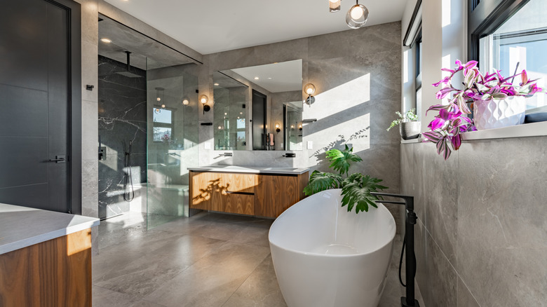 Zamansız bir etki yaratan bir banyoda geniş formatlı taş karolar