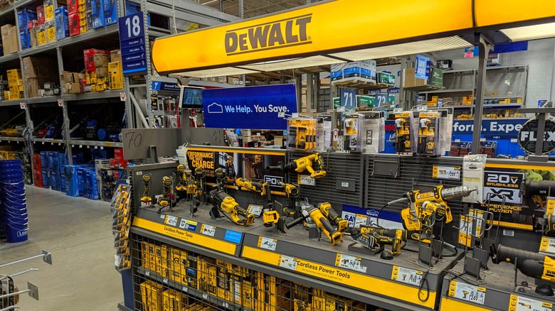 Mağazada Dewalt Aletlerinin Görüntülenmesi