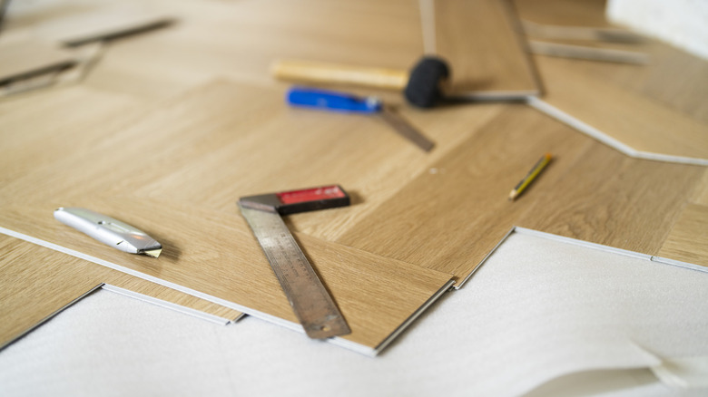 Düzenlenen döşeme ve kurulum araçları