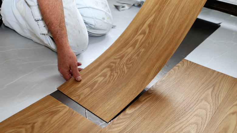 PVC zemin kiremit döşeyen adam