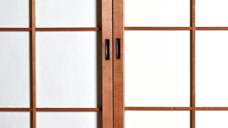 Kahverengi ahşap ve beyaz kağıt shoji tarzı dolap kapısı.