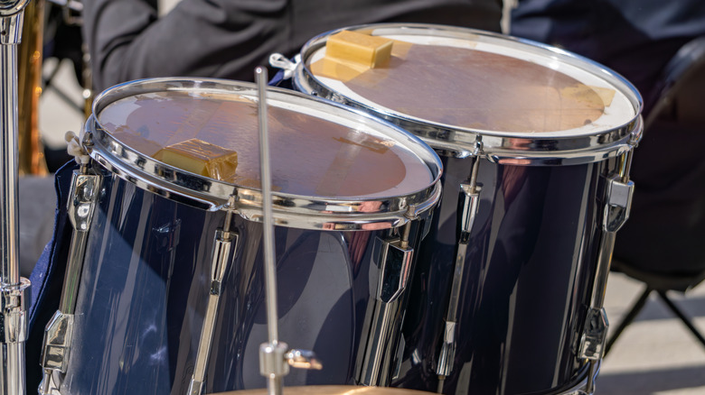 Bir davul setinde iki davul