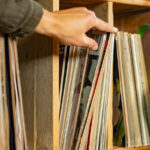 Bu Tiktok DIY, eski bir davul kitini mükemmel vinil kayıtların depolamasına yeniden yerleştirir