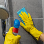 Basit bir Dolar Ağaç Duş Depolama Hilesi ile Banyonuzu Daha Uzun Temiz Tutun