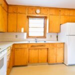 Herhangi bir boya olmadan modası geçmiş mutfak dolaplarını güncellemek için akıllı çözüm