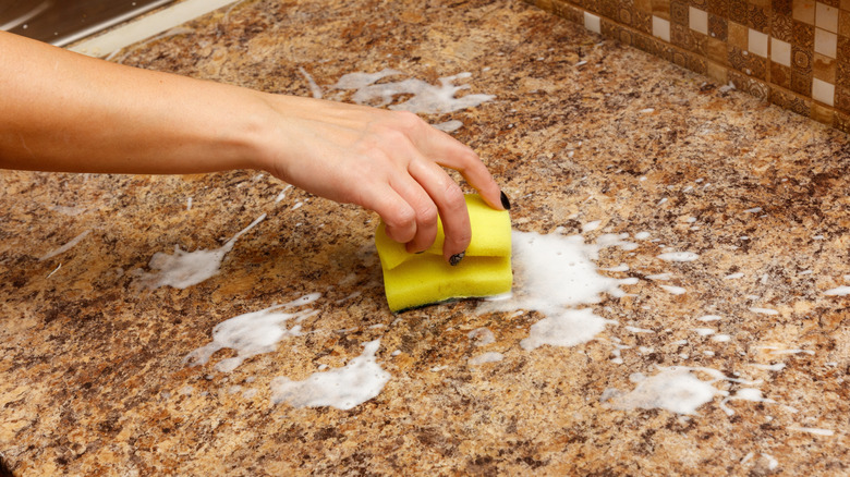 Kişinin elini süngerle silme tezgahı