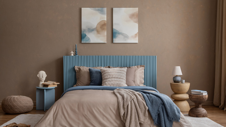 Mavi aksanlı kahverengi bir yatak odası duvarı.