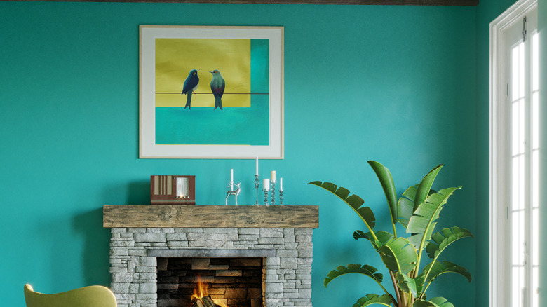 Şöminenin üstünde kuş boyama ile bir aqua duvarı.