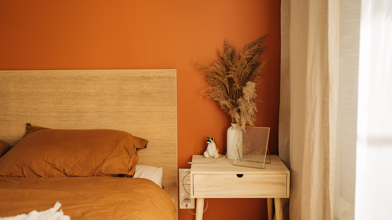 Bir yatak odasında turuncu bir duvar