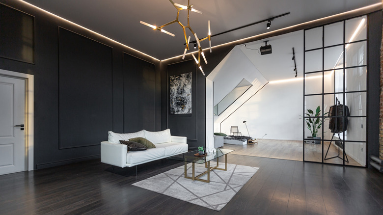 Altın armatürlü siyah beyaz bir oda.