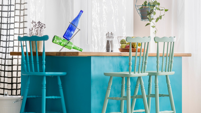 Elektrikli mavi boyalı bir mutfak adası