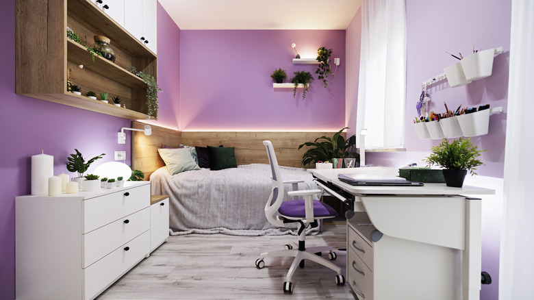 Beyaz ve kahverengi mobilyalı lavanta yatak odası.