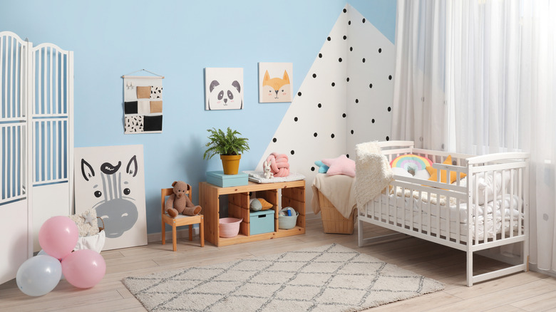 Bebek mavi duvarları olan bir bebek fidanlığı.