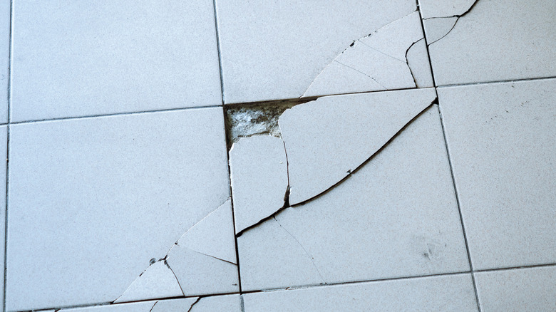 Beyaz çatlamış ve yontulmuş karo zeminler.