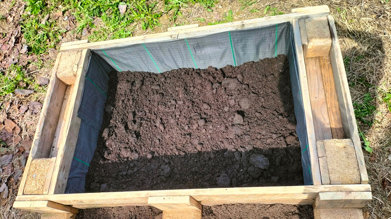 Ahşap Palet Bahçe Yatağı Lanscape kumaş astar yarısı Toprakla dolu