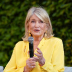 Martha Stewart'ın parlak yolu, paslanmaz çelik mutfak aletlerini temizler