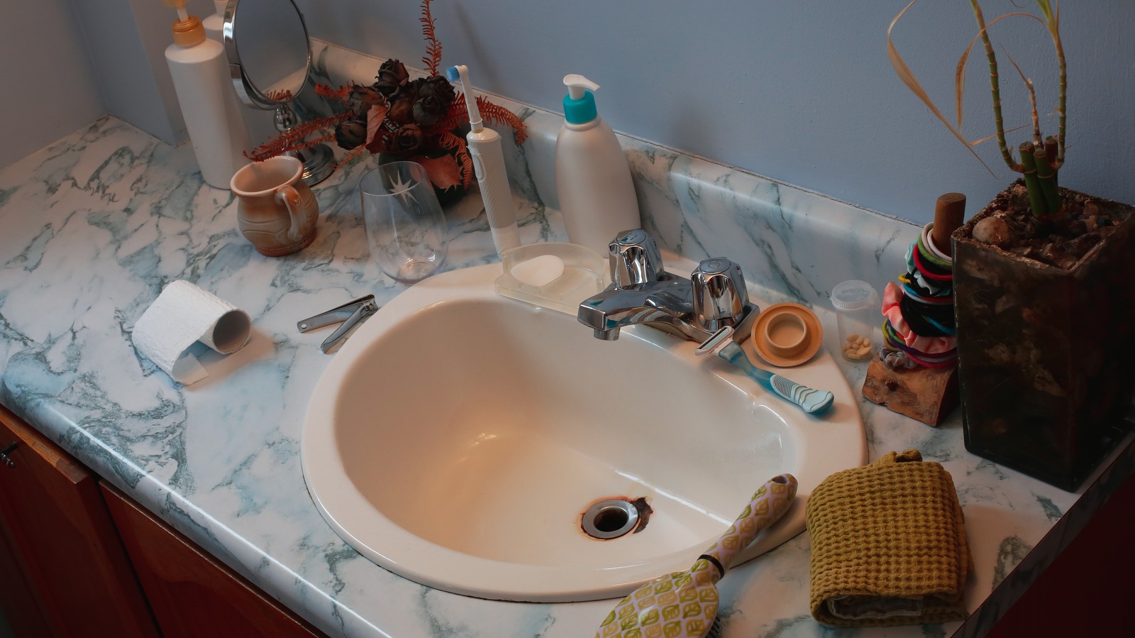 Bir tasarruf mağazası ile banyo tezgahları