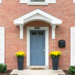 Beyaz boyamadan dış tuğlayı güncellemek için bütçe dostu çözüm