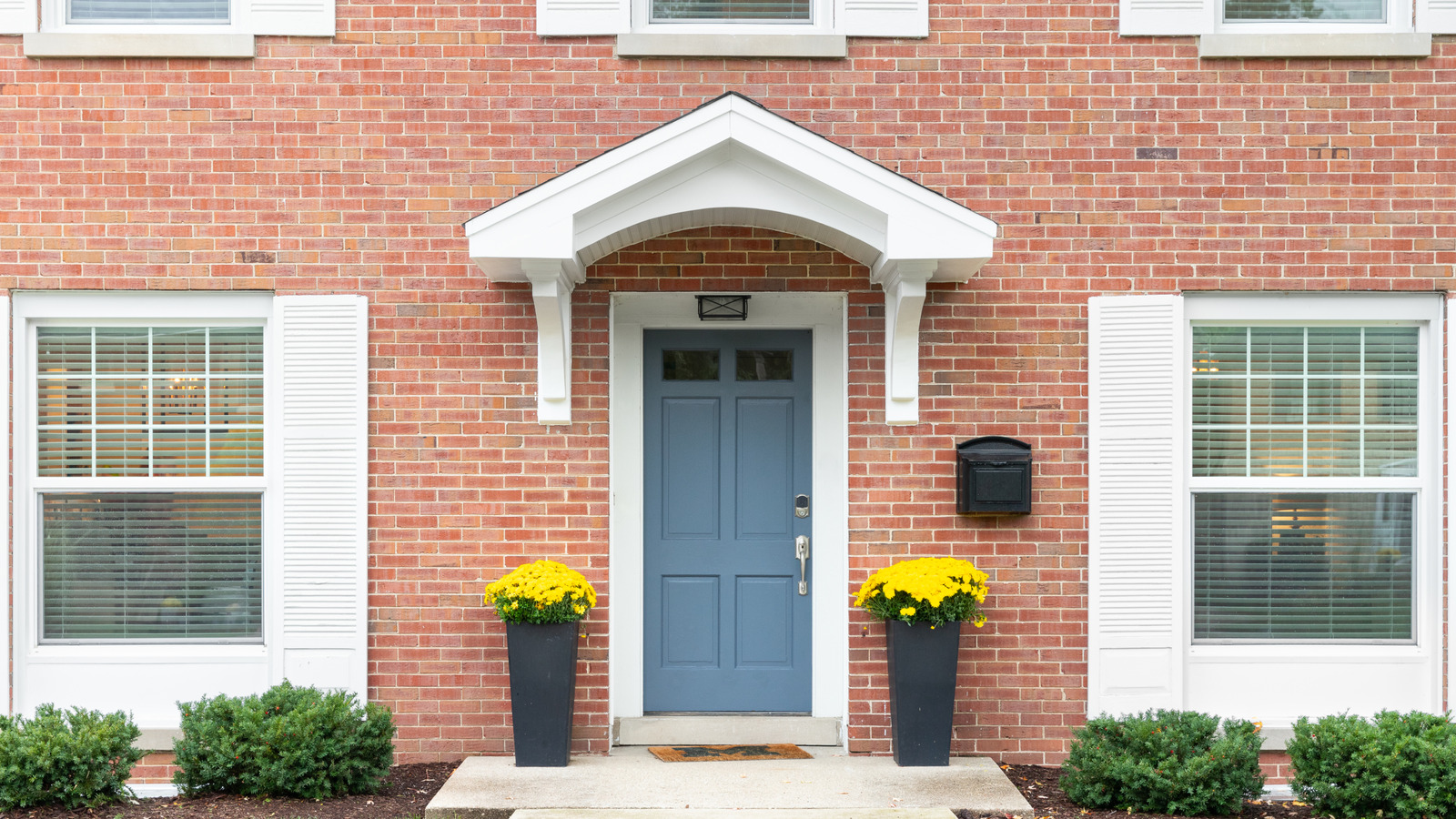 Beyaz boyamadan dış tuğlayı güncellemek için bütçe dostu çözüm