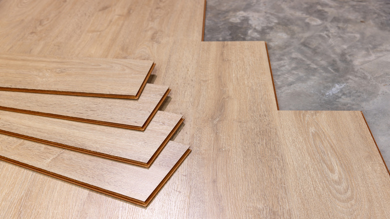 Taş zeminlerin üzerine tahta takılan gibi görünmek için lüks vinil tahta döşeme