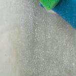 Mutfağınızdan basit bir DIY ilacı kullanarak camdan sert su lekelerini yasaklayın