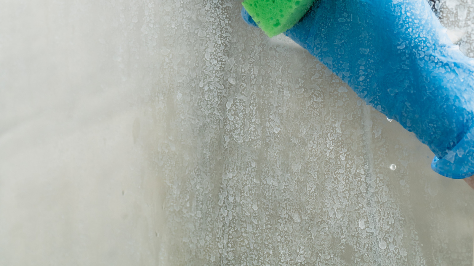 Mutfağınızdan basit bir DIY ilacı kullanarak camdan sert su lekelerini yasaklayın