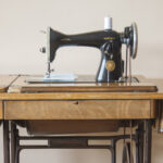 Bu akıllı DIY ile eski bir dikiş masasını muhteşem bir veranda çubuğuna yükseltin