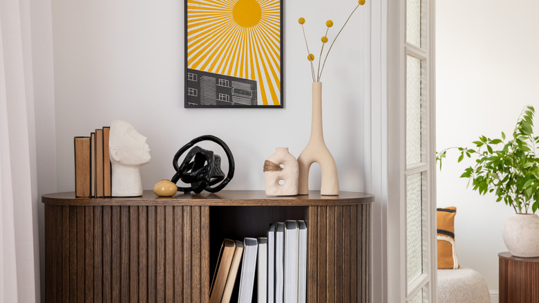 Ahşap rafta daha büyük dekor öğeleri