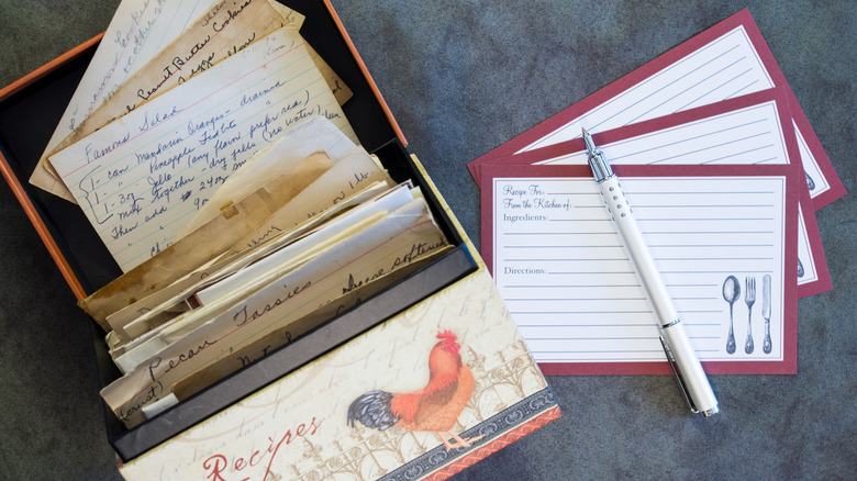 Eski moda bir tarif kutusu, yanında boş kartlarla birlikte tarif kartlarıyla doludur