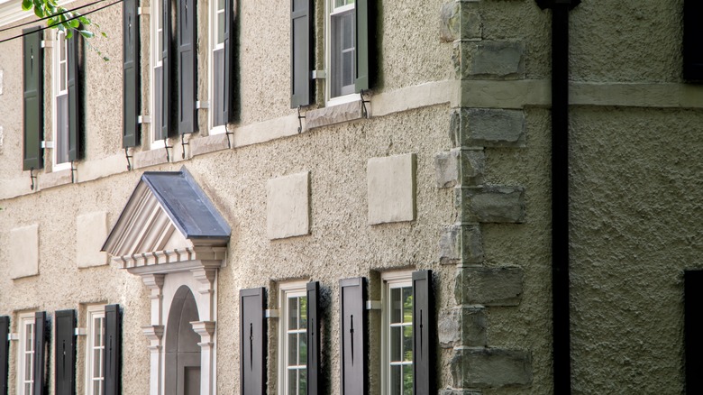 Rustik Quoins ile Ev